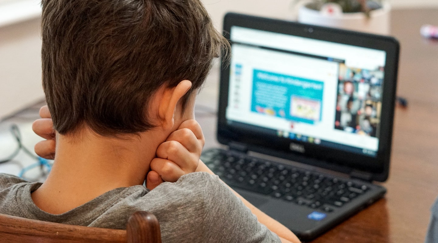 Rozmawiasz z dzieckiem o cyberprzemocy? Jak przeciwdziałać i reagować na cyberprzemoc?