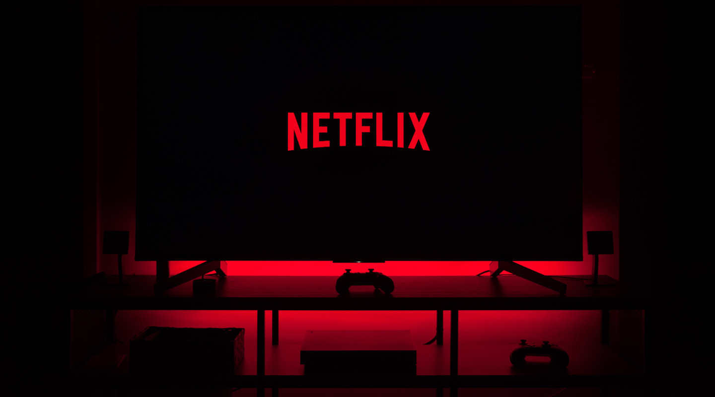 Ile kosztuje Netflix na miesiąc i rok? Dostępne pakiety i aktualna cena Netflix w 2025 roku