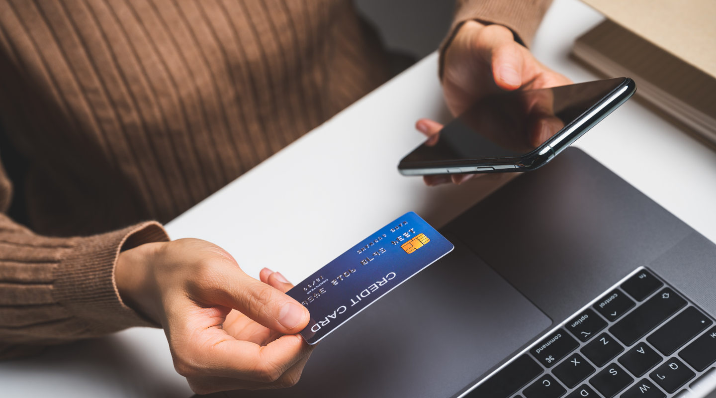 Jak bezpiecznie płacić w internecie? Popularne metody płatności online