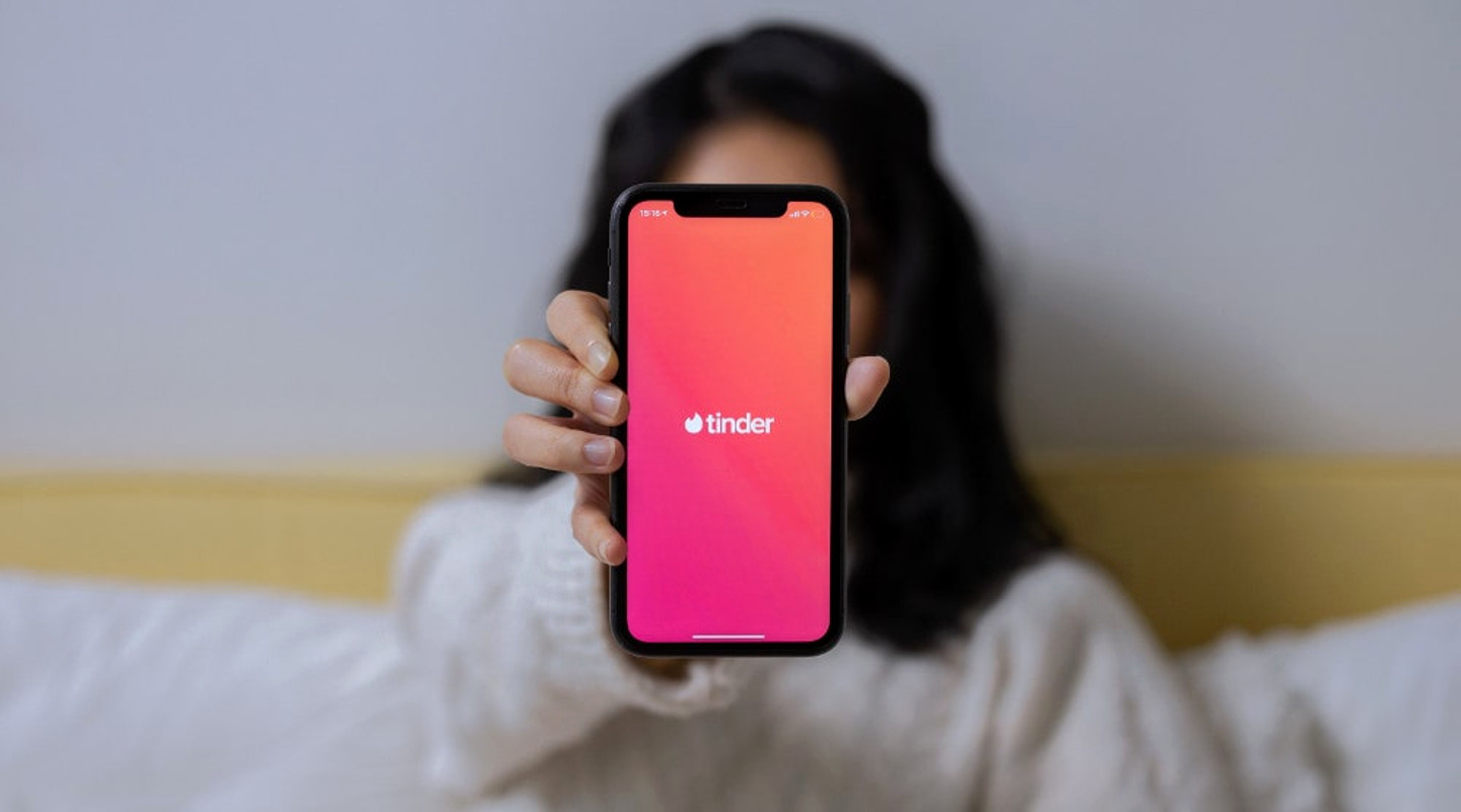 Portal randkowy Tinder – przegląd funkcji, pakietów premium i opinii użytkowników