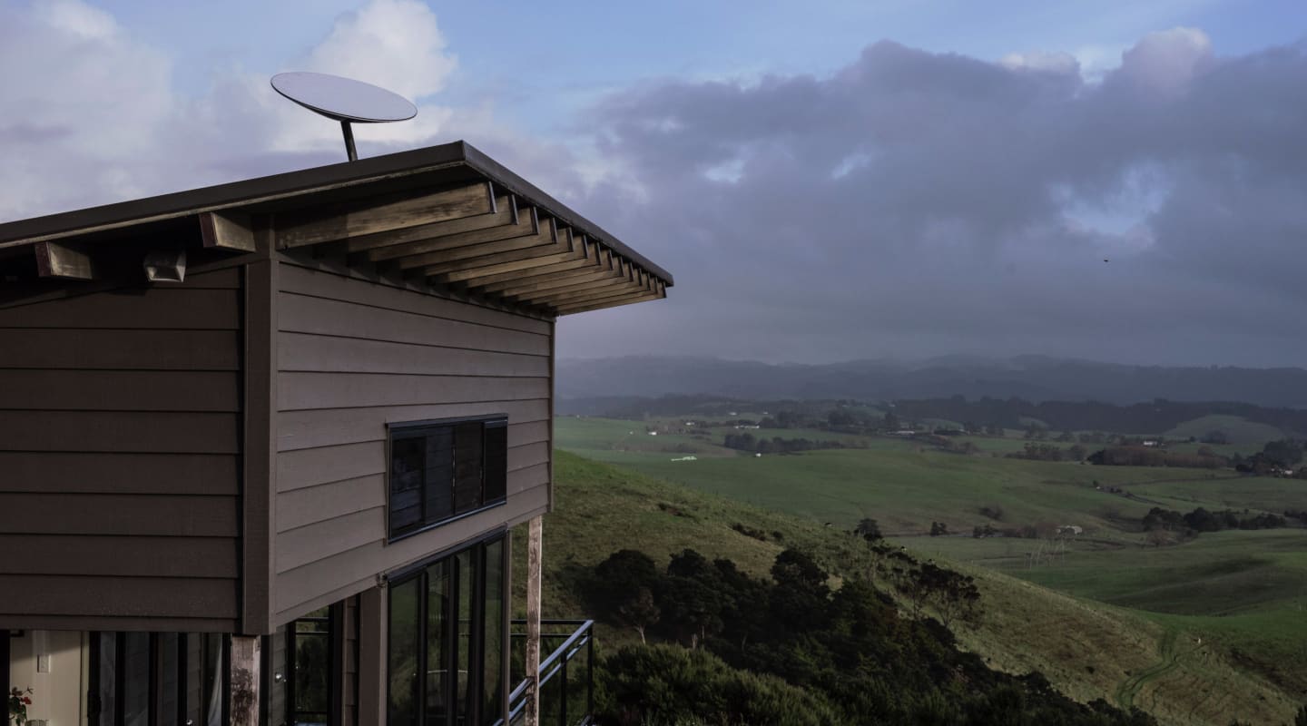 Jak działa Internet satelitarny? Co jest potrzebne do odbioru? Ile kosztuje?