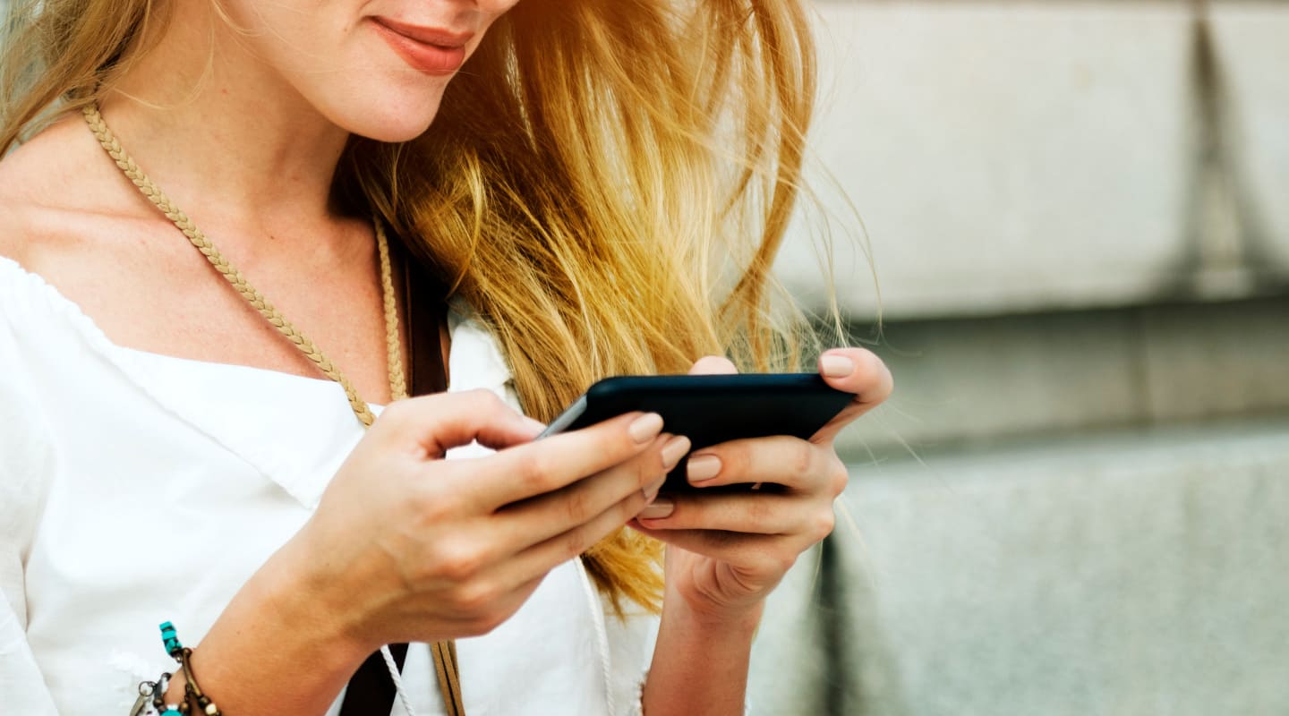 Na czym polega catfishing? Jak rozpoznać oszusta podszywającego się pod kogoś w internecie?